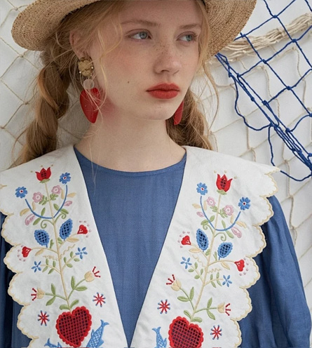 Bestickte Kleidung und Accessoires
